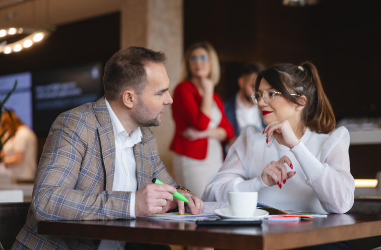 University authorities | WSB Merito Bydgoszcz University: dwoje studentów rozmawia siedząc przy biurku