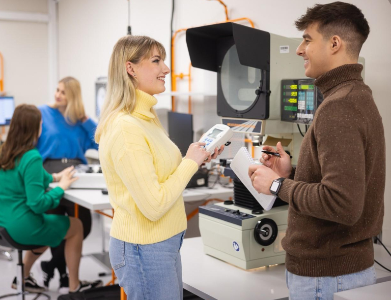 Who we are | WSB Merito Bydgoszcz University: studenci w sali inżynieryjnej na uczelni