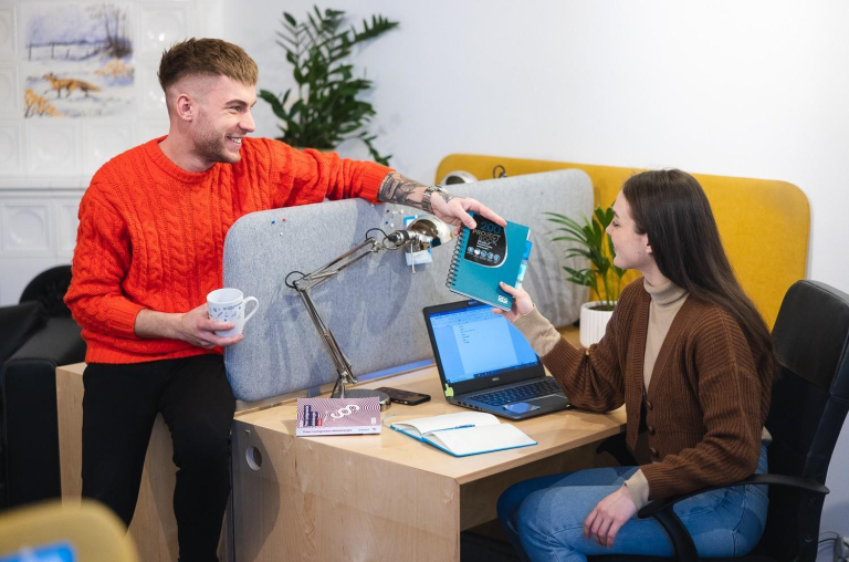 Who we are | WSB Merito Bydgoszcz University: student i studentka w sali ćwiczeń na uniwersytecie