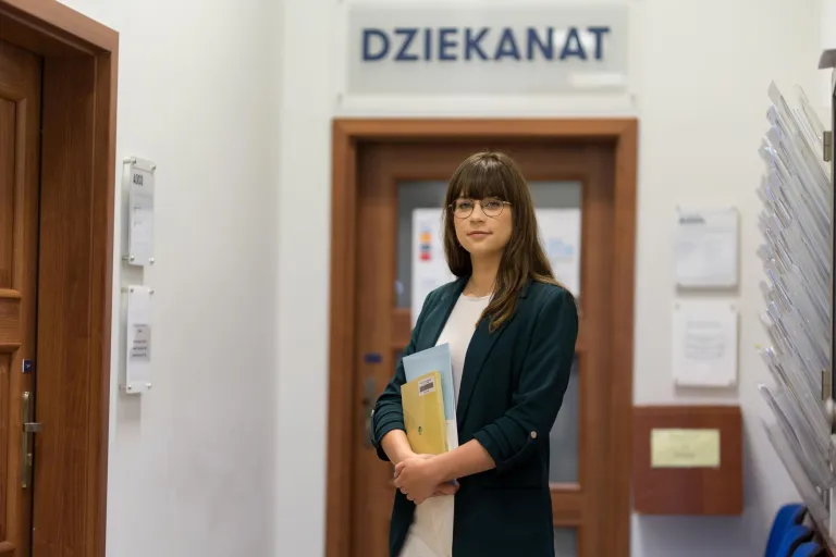 Student's Service Office | WSB Merito Bydgoszcz University: studentka przed dziekanatem Uniwersytetu WSB Merito Bydgoszcz