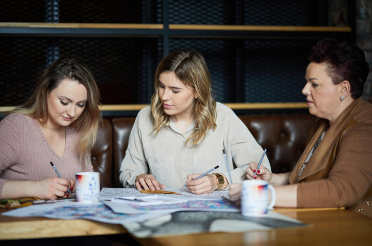 Career Office | WSB Merito Bydgoszcz University: dwie studenci i pracowniczka Biura Karier na Uniwersytecie WSB Merito Bydgoszcz