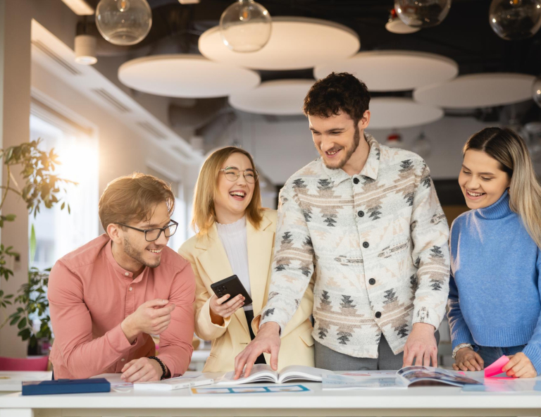 Student Zone | WSB Merito Bydgoszcz University: Główna grafika: Strefa studenta - Uniwersytet WSB Merito Bydgoszcz - studenci podczas wspólnej nauki