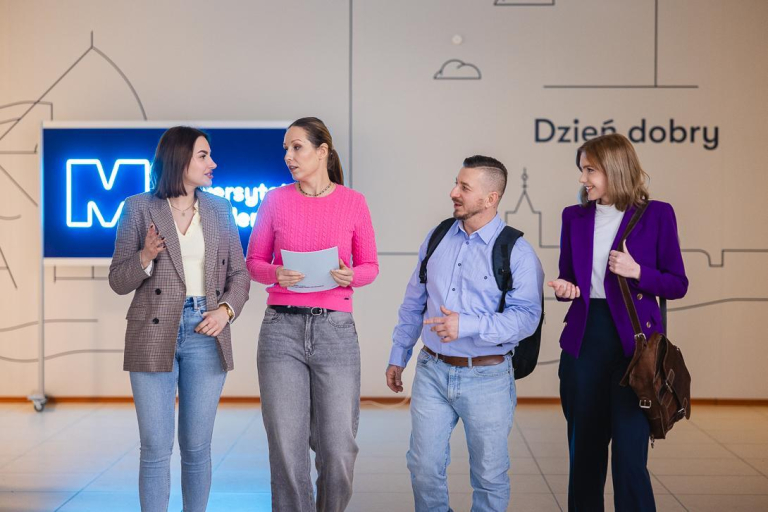 Bachelor's degree | WSB Merito Bydgoszcz University: Główna grafika: Kontynuuj studia - Uniwersytet WSB Merito Bydgoszcz - studenci na korytarzu