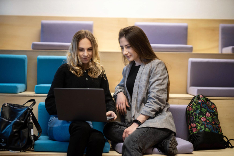 Modern Teaching Technologies Centre | WSB Merito Bydgoszcz University: Główna grafika: Centrum Nowoczesnych Technologii Nauczania - Bydgoszcz - Dwie dziewczyny pracujące na laptopie