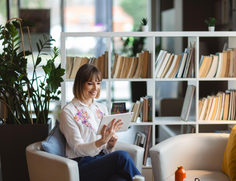 Our campus | WSB Merito Bydgoszcz University: Główna grafika: Bydgoszcz-studia I stopnia- Studentka czytająca książkę