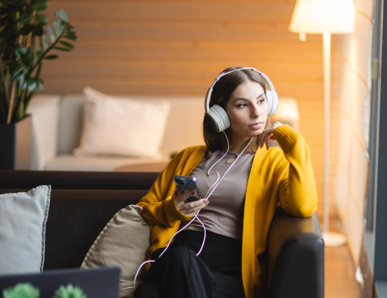 Accounting and Corporate Finance, studia I stopnia, licencjackie i inżynierskie: Główna grafika: Bydgoszcz-studia I stopnia-studentka korzysta z telefonu