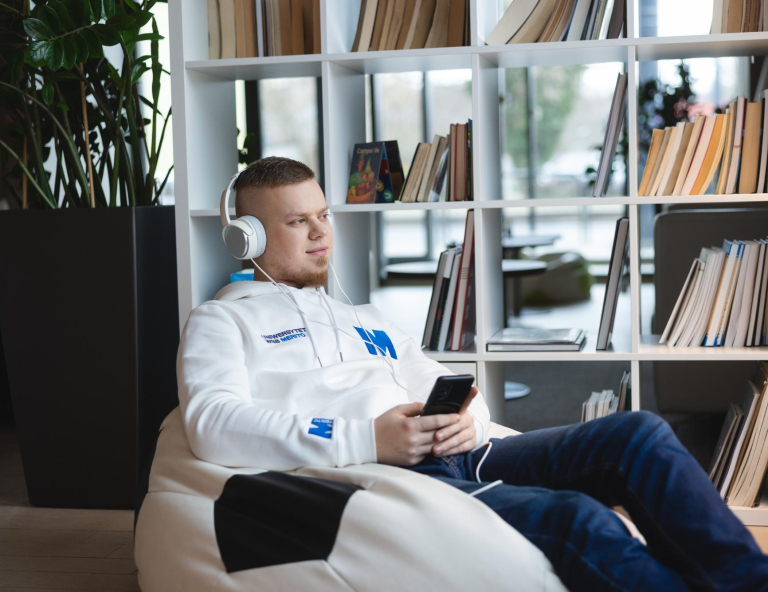 Management, studia I stopnia, licencjackie i inżynierskie: Główna grafika: Bydgoszcz-studia I stopnia-student korzysta z laptopa