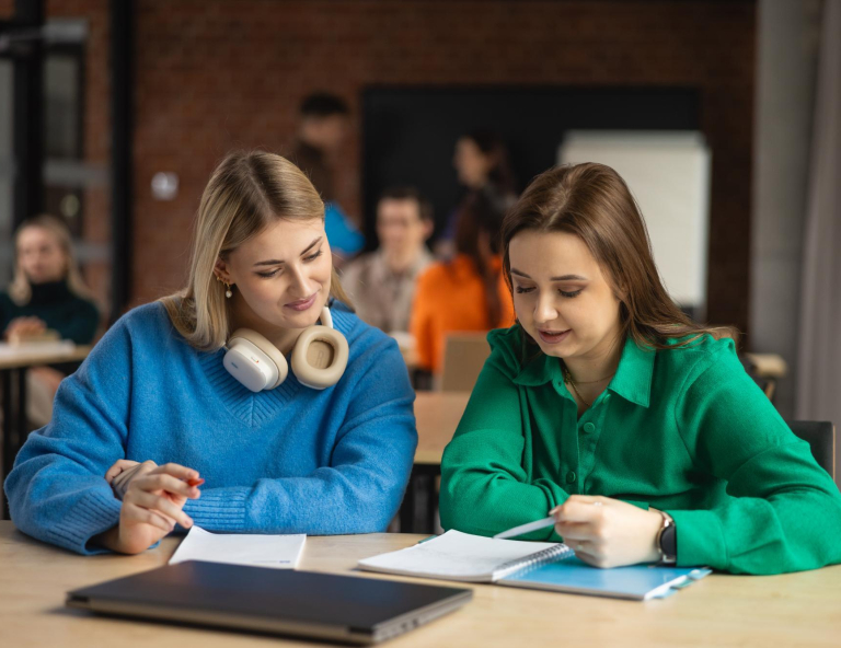 IT in Business, studia I stopnia, licencjackie i inżynierskie: Główna grafika: Bydgoszcz-studia I stopnia-studentki podczas nauki