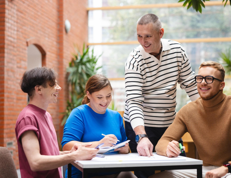 Career Office | WSB Merito Bydgoszcz University: Główna grafika: Bydgoszcz-studia I stopnia-grupa studentów podczas zajęć
