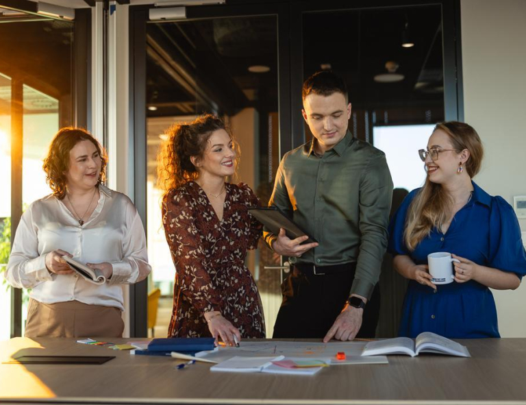 Finance and Accounting, studia I stopnia, licencjackie i inżynierskie: Główna grafika: Bydgoszcz-studia II stopnia-grupa studentów podczas projektu