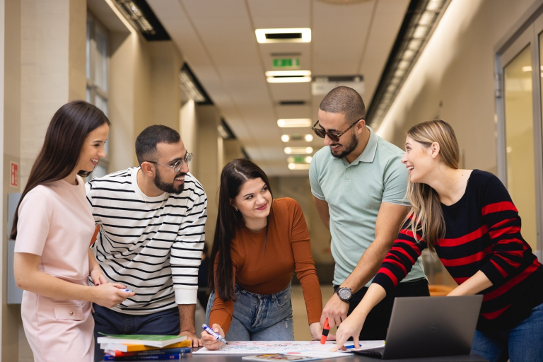 How to legalise your stay in Poland? | WSB Merito Bydgoszcz University: A group of students working on a project