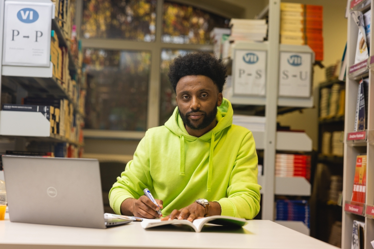 How to legalise your stay in Poland? | WSB Merito Bydgoszcz University: Student in a library
