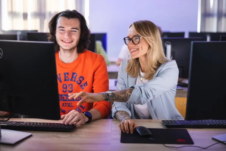 International Business | WSB Merito Bydgoszcz University: Główna grafika: Bydgoszcz-studia I stopnia-studenci podczas zajęć