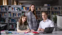 Project Manager | WSB Merito University in Chorzów: studenci uczący się w bibliotece