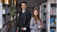 Management | WSB Merito University in Chorzów: Studenci stojący w bibliotece