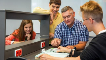 Logistics of Trade and Distribution, studia I stopnia, licencjackie i inżynierskie: studenci omawiający użycie urządzenia