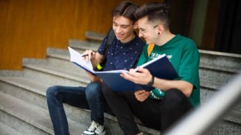 Our campus | WSB Merito University in Chorzów: studenci na schodach