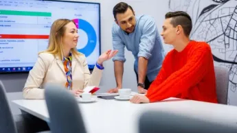 International Business | WSB Merito University in Chorzów: studenci omawiający projekt