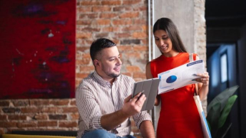 Business English with German | WSB Merito University in Chorzów: studenci omawiający projekt