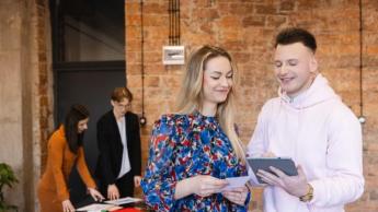 Management | WSB Merito University in Chorzów: studenci pracujący nad projektem końcowym