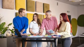 International Business, studia I stopnia, licencjackie i inżynierskie: studenci pracują w grupie nad projektem