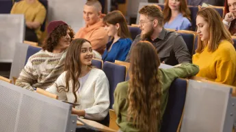 Human Resource Management, studia I stopnia, licencjackie i inżynierskie: studenci siedzą w auli wykładowej 
