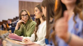 Management | WSB Merito University in Chorzów: studentki uczące się na auli wykładowej