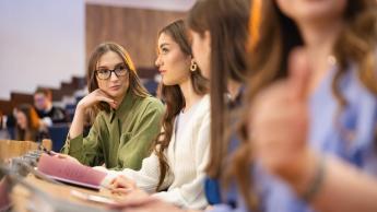 Management | WSB Merito University in Chorzów: studentki uczące się na auli wykładowej