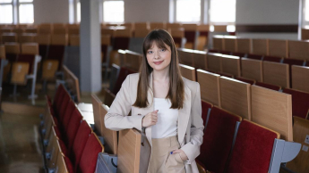 Business English with Spanish | WSB Merito University in Chorzów: studentka stojąca na auli wykładowej