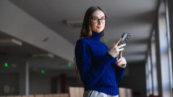 Sales Strategies and Techniques, studia I stopnia, licencjackie i inżynierskie: studentka stojąca na auli wykładowej