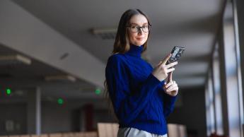 Sales Strategies and Techniques, studia I stopnia, licencjackie i inżynierskie: studentka stojąca na auli wykładowej