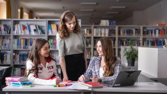 Innovative Marketing, studia I stopnia, licencjackie i inżynierskie: Studentki rozmawiające w bibliotece 
