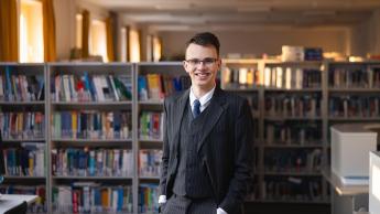 Human Resource Management | WSB Merito University in Chorzów: Student stojący w bibliotece