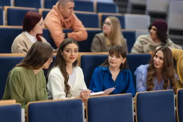 Transfer from another university w English_chorzow | WSB Merito University in Chorzów: studenci uczący się na auli wykładowej