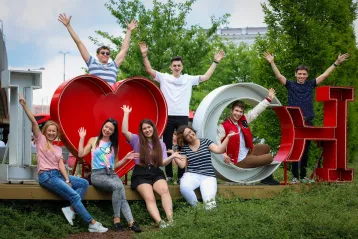 Strona główna | WSB Merito University in Chorzów: Studenci Uniwersytetu WSB Merito w Chorzowie przy znaku I love Chorzow