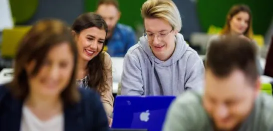 Bachelor's degree | WSB Merito University in Chorzów: studenci w sali 