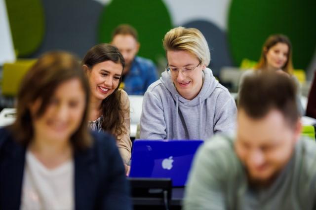 Innovative Marketing, studia I stopnia, licencjackie i inżynierskie: studenci w sali 