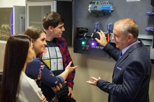 Logistics and International Forwarding, studia I stopnia, licencjackie i inżynierskie: studenci omawiający sprzęt logistyczny z wykładowcą