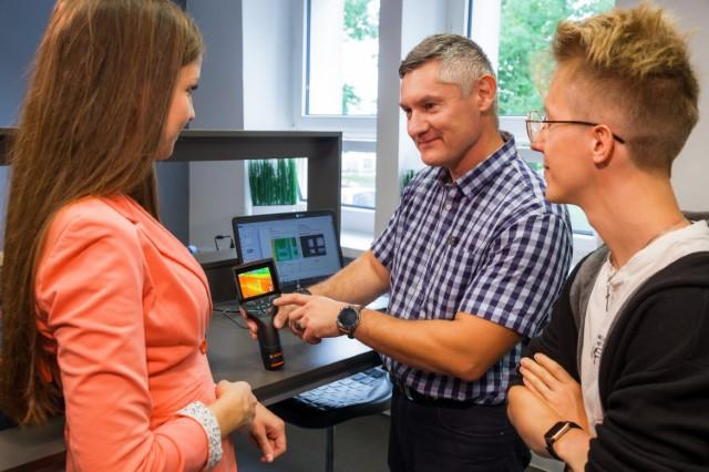 Logistics, studia I stopnia, licencjackie i inżynierskie: wykładowca pokazuję sprzęt w sali 