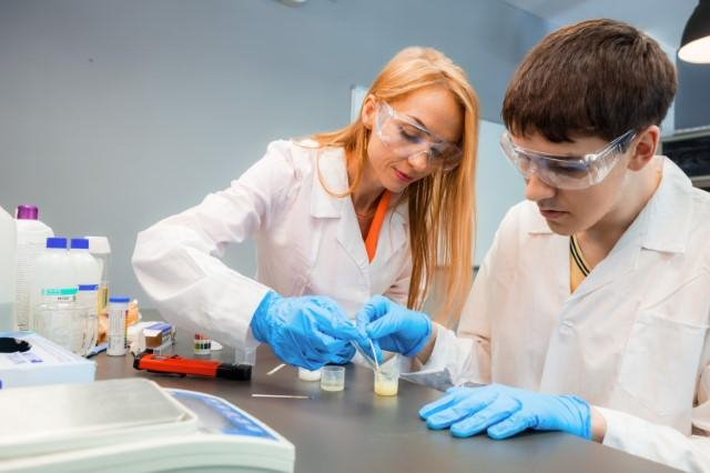 Logistics, studia I stopnia, licencjackie i inżynierskie: wykładowca pokazuję doświadczenie chemiczne