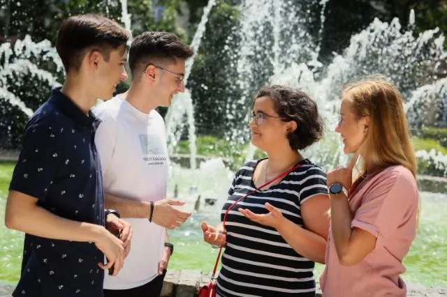 Human Resource Management, studia I stopnia, licencjackie i inżynierskie: studenci rozmawiający ze sobą 