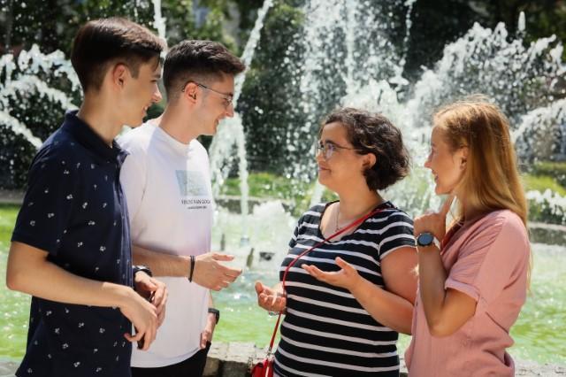 Human Resource Management, studia I stopnia, licencjackie i inżynierskie: studenci rozmawiający ze sobą 