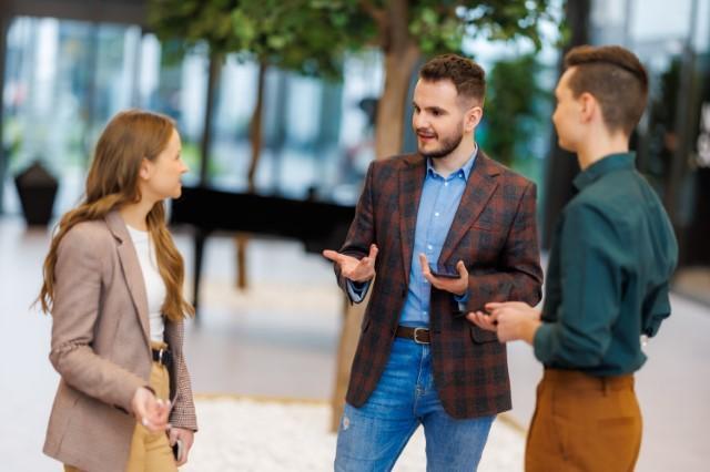 Business English with Spanish, studia I stopnia, licencjackie i inżynierskie: studenci rozmawiający ze sobą