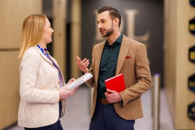 International Business, studia I stopnia, licencjackie i inżynierskie: studenci rozmawiający