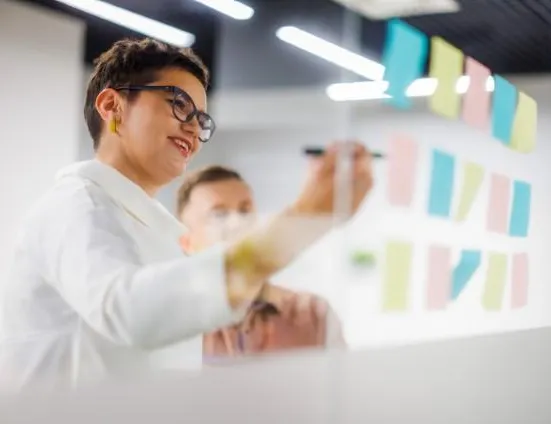 Management, studia I stopnia, licencjackie i inżynierskie: studenci robiący notatki 