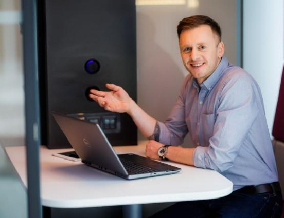 Sales Strategies and Techniques, studia I stopnia, licencjackie i inżynierskie: student z laptopem