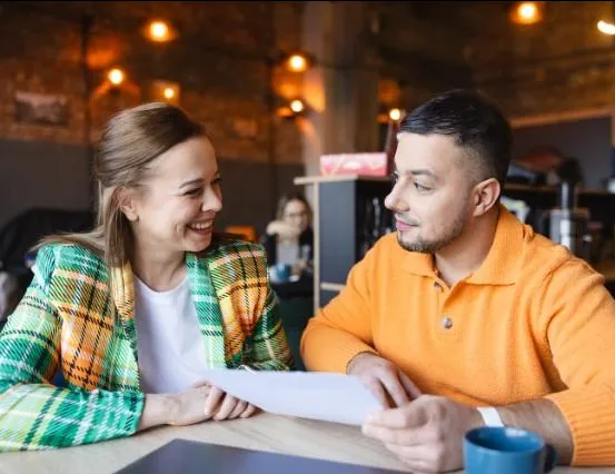 Management, studia I stopnia, licencjackie i inżynierskie: studenci omawiający zadanie w kawiarni