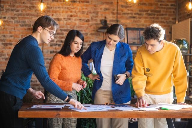 Student zone | WSB Merito University in Chorzów: studenci omawiający projekt 