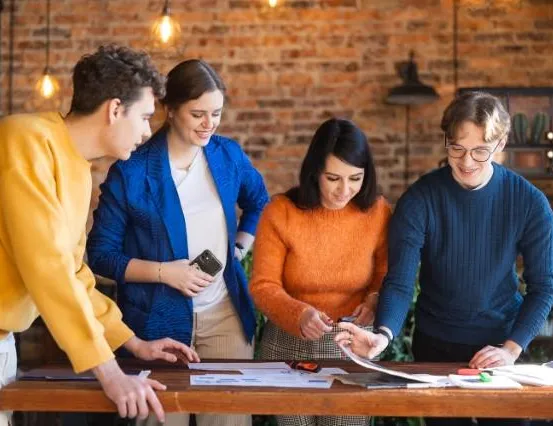 International Business, studia I stopnia, licencjackie i inżynierskie: studenci pracujący nad projektem 