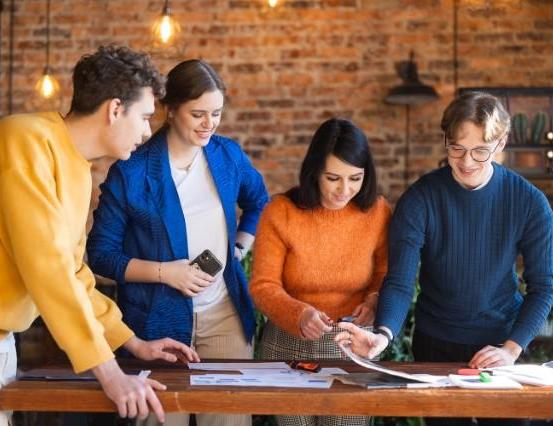 International Business, studia I stopnia, licencjackie i inżynierskie: studenci pracujący nad projektem 